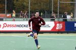 Den Haag 2 november 2025
Rob Jetten gaat bij de hockeywedstrijd klein Zwitserland- Bloemendaal kijken . 
Partner Nicolas Keenan doet alleen tijdens de warming up mee ivm een blessure . 
Daarna kikjken ze samen in de regen onder een paraplu naar de wedstrijd.