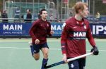 Den Haag 2 november 2025
Rob Jetten gaat bij de hockeywedstrijd klein Zwitserland- Bloemendaal kijken . 
Partner Nicolas Keenan doet alleen tijdens de warming up mee ivm een blessure . 
Daarna kikjken ze samen in de regen onder een paraplu naar de wedstrijd.