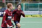 Den Haag 2 november 2025
Rob Jetten gaat bij de hockeywedstrijd klein Zwitserland- Bloemendaal kijken . 
Partner Nicolas Keenan doet alleen tijdens de warming up mee ivm een blessure . 
Daarna kikjken ze samen in de regen onder een paraplu naar de wedstrijd.