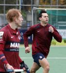 Den Haag 2 november 2025
Rob Jetten gaat bij de hockeywedstrijd klein Zwitserland- Bloemendaal kijken . 
Partner Nicolas Keenan doet alleen tijdens de warming up mee ivm een blessure . 
Daarna kikjken ze samen in de regen onder een paraplu naar de wedstrijd.