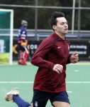Den Haag 2 november 2025
Rob Jetten gaat bij de hockeywedstrijd klein Zwitserland- Bloemendaal kijken . 
Partner Nicolas Keenan doet alleen tijdens de warming up mee ivm een blessure . 
Daarna kikjken ze samen in de regen onder een paraplu naar de wedstrijd.