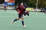 Den Haag 2 november 2025
Rob Jetten gaat bij de hockeywedstrijd klein Zwitserland- Bloemendaal kijken . 
Partner Nicolas Keenan doet alleen tijdens de warming up mee ivm een blessure . 
Daarna kikjken ze samen in de regen onder een paraplu naar de wedstrijd.