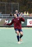 Den Haag 2 november 2025
Rob Jetten gaat bij de hockeywedstrijd klein Zwitserland- Bloemendaal kijken . 
Partner Nicolas Keenan doet alleen tijdens de warming up mee ivm een blessure . 
Daarna kikjken ze samen in de regen onder een paraplu naar de wedstrijd.