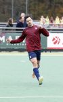 Den Haag 2 november 2025
Rob Jetten gaat bij de hockeywedstrijd klein Zwitserland- Bloemendaal kijken . 
Partner Nicolas Keenan doet alleen tijdens de warming up mee ivm een blessure . 
Daarna kikjken ze samen in de regen onder een paraplu naar de wedstrijd.