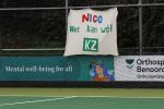 Den Haag 2 november 2025
Rob Jetten gaat bij de hockeywedstrijd klein Zwitserland- Bloemendaal kijken . 
Partner Nicolas Keenan doet alleen tijdens de warming up mee ivm een blessure . 
Daarna kikjken ze samen in de regen onder een paraplu naar de wedstrijd.