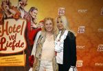 Amstelveen 176 november 2025
Premiere Hotel vol liefde in de schouwburg van Amstelveen . Petra Mast met vriendin Marianne de Vries