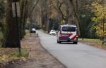 Huizen 29 mei 2025
Politie rijdt door de straat waar het huis van Linda de Mol staat.