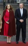 Den Haag 20 november 2025
 Prinses Amalia en haar vader Koning Willem Alexander bij de Grote Kerk, na de Bijzondere Verenigde Vergadering van de Eerste en Tweede Kamer, ter gelegenheid van de tachtigste verjaardag dat het parlement na de Tweede Wereldoorlog voor het eerst weer in gezamenlijkheid bijeenkwam. Eerste Kamervoorzitter Mei Li Vos Tweede Kamervoorzitter Thom van Campenvingen ze op .
