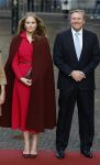 Den Haag 20 november 2025
 Prinses Amalia en haar vader Koning Willem Alexander bij de Grote Kerk, na de Bijzondere Verenigde Vergadering van de Eerste en Tweede Kamer, ter gelegenheid van de tachtigste verjaardag dat het parlement na de Tweede Wereldoorlog voor het eerst weer in gezamenlijkheid bijeenkwam. Eerste Kamervoorzitter Mei Li Vos Tweede Kamervoorzitter Thom van Campenvingen ze op .