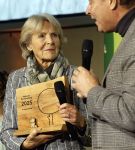 Laren (Gelderland) 19 november 2025
Bijeenkomst van nationale boomplantdag waar prinses Irene uit handen van Albert Verlinde een prijs krijgt omdat zij zich altijd ingezet heeft voor behoud en onderhoud bomen .