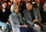 Laren (Gelderland) 19 november 2025
Bijeenkomst van nationale boomplantdag waar prinses Irene uit handen van Albert Verlinde een prijs krijgt omdat zij zich altijd ingezet heeft voor behoud en onderhoud bomen .