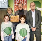 Laren (Gelderland) 19 november 2025
Bijeenkomst van nationale boomplantdag waar prinses Irene uit handen van Albert Verlinde een prijs krijgt omdat zij zich altijd ingezet heeft voor behoud en onderhoud bomen .