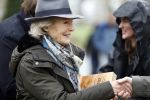 Laren (Gelderland) 19 november 2025
Bijeenkomst van nationale boomplantdag waar prinses Irene uit handen van Albert Verlinde een prijs krijgt omdat zij zich altijd ingezet heeft voor behoud en onderhoud bomen .