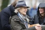 Laren (Gelderland) 19 november 2025
Bijeenkomst van nationale boomplantdag waar prinses Irene uit handen van Albert Verlinde een prijs krijgt omdat zij zich altijd ingezet heeft voor behoud en onderhoud bomen .
