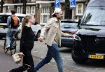 Amsterdam 14 oktober 2025
Renze Klamer met zijn nieuwe vriendin Hannah Trinette Ebbing in Amsterdam zuid.