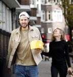 Amsterdam 14 oktober 2025
Renze Klamer met zijn nieuwe vriendin Hannah Trinette Ebbing in Amsterdam zuid.
