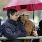 Den Haag 2 november 2025
Rob Jetten gaat bij de hockeywedstrijd klein Zwitserland- Bloemendaal kijken . 
Partner Nicolas Keenan doet alleen tijdens de warming up mee ivm een blessure . 
Daarna kikjken ze samen in de regen onder een paraplu naar de wedstrijd.