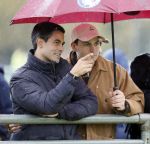 Den Haag 2 november 2025
Rob Jetten gaat bij de hockeywedstrijd klein Zwitserland- Bloemendaal kijken . 
Partner Nicolas Keenan doet alleen tijdens de warming up mee ivm een blessure . 
Daarna kikjken ze samen in de regen onder een paraplu naar de wedstrijd.