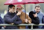 Den Haag 2 november 2025
Rob Jetten gaat bij de hockeywedstrijd klein Zwitserland- Bloemendaal kijken . 
Partner Nicolas Keenan doet alleen tijdens de warming up mee ivm een blessure . 
Daarna kikjken ze samen in de regen onder een paraplu naar de wedstrijd.