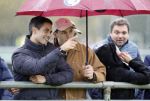 Den Haag 2 november 2025
Rob Jetten gaat bij de hockeywedstrijd klein Zwitserland- Bloemendaal kijken . 
Partner Nicolas Keenan doet alleen tijdens de warming up mee ivm een blessure . 
Daarna kikjken ze samen in de regen onder een paraplu naar de wedstrijd.