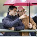 Den Haag 2 november 2025
Rob Jetten gaat bij de hockeywedstrijd klein Zwitserland- Bloemendaal kijken . 
Partner Nicolas Keenan doet alleen tijdens de warming up mee ivm een blessure . 
Daarna kikjken ze samen in de regen onder een paraplu naar de wedstrijd.