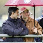 Den Haag 2 november 2025
Rob Jetten gaat bij de hockeywedstrijd klein Zwitserland- Bloemendaal kijken . 
Partner Nicolas Keenan doet alleen tijdens de warming up mee ivm een blessure . 
Daarna kikjken ze samen in de regen onder een paraplu naar de wedstrijd.