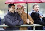Den Haag 2 november 2025
Rob Jetten gaat bij de hockeywedstrijd klein Zwitserland- Bloemendaal kijken . 
Partner Nicolas Keenan doet alleen tijdens de warming up mee ivm een blessure . 
Daarna kikjken ze samen in de regen onder een paraplu naar de wedstrijd.