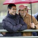 Den Haag 2 november 2025
Rob Jetten gaat bij de hockeywedstrijd klein Zwitserland- Bloemendaal kijken . 
Partner Nicolas Keenan doet alleen tijdens de warming up mee ivm een blessure . 
Daarna kikjken ze samen in de regen onder een paraplu naar de wedstrijd.