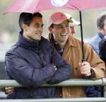 Den Haag 2 november 2025
Rob Jetten gaat bij de hockeywedstrijd klein Zwitserland- Bloemendaal kijken . 
Partner Nicolas Keenan doet alleen tijdens de warming up mee ivm een blessure . 
Daarna kikjken ze samen in de regen onder een paraplu naar de wedstrijd.