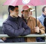 Den Haag 2 november 2025
Rob Jetten gaat bij de hockeywedstrijd klein Zwitserland- Bloemendaal kijken . 
Partner Nicolas Keenan doet alleen tijdens de warming up mee ivm een blessure . 
Daarna kikjken ze samen in de regen onder een paraplu naar de wedstrijd.