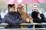 Den Haag 2 november 2025
Rob Jetten gaat bij de hockeywedstrijd klein Zwitserland- Bloemendaal kijken . 
Partner Nicolas Keenan doet alleen tijdens de warming up mee ivm een blessure . 
Daarna kikjken ze samen in de regen onder een paraplu naar de wedstrijd.