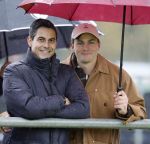 Den Haag 2 november 2025
Rob Jetten gaat bij de hockeywedstrijd klein Zwitserland- Bloemendaal kijken . 
Partner Nicolas Keenan doet alleen tijdens de warming up mee ivm een blessure . 
Daarna kikjken ze samen in de regen onder een paraplu naar de wedstrijd.