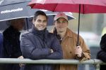 Den Haag 2 november 2025
Rob Jetten gaat bij de hockeywedstrijd klein Zwitserland- Bloemendaal kijken . 
Partner Nicolas Keenan doet alleen tijdens de warming up mee ivm een blessure . 
Daarna kikjken ze samen in de regen onder een paraplu naar de wedstrijd.