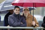 Den Haag 2 november 2025
Rob Jetten gaat bij de hockeywedstrijd klein Zwitserland- Bloemendaal kijken . 
Partner Nicolas Keenan doet alleen tijdens de warming up mee ivm een blessure . 
Daarna kikjken ze samen in de regen onder een paraplu naar de wedstrijd.