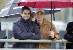 Den Haag 2 november 2025
Rob Jetten gaat bij de hockeywedstrijd klein Zwitserland- Bloemendaal kijken . 
Partner Nicolas Keenan doet alleen tijdens de warming up mee ivm een blessure . 
Daarna kikjken ze samen in de regen onder een paraplu naar de wedstrijd.