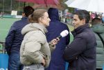 Den Haag 2 november 2025
Rob Jetten gaat bij klein zwitserland- Bloemendaal kijken . Partner Nicolas Keenan doet alleen tijdens de warming up mee ivm een blessure . Daarna kikjken ze samen in de regen onder een paraplu naar de wedstrijd. Rob Jetten heeft interview met de NOS