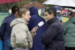 Den Haag 2 november 2025
Rob Jetten gaat bij klein zwitserland- Bloemendaal kijken . Partner Nicolas Keenan doet alleen tijdens de warming up mee ivm een blessure . Daarna kikjken ze samen in de regen onder een paraplu naar de wedstrijd. Rob Jetten heeft interview met de NOS