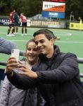 Den Haag 2 november 2025
Rob Jetten gaat bij klein zwitserland- Bloemendaal kijken . Partner Nicolas Keenan doet alleen tijdens de warming up mee ivm een blessure . Daarna kikjken ze samen in de regen onder een paraplu naar de wedstrijd. Rob Jetten gaat met jeugdige fans op de foto