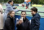 Den Haag 2 november 2025
Rob Jetten gaat bij klein zwitserland- Bloemendaal kijken . Partner Nicolas Keenan doet alleen tijdens de warming up mee ivm een blessure . Daarna kikjken ze samen in de regen onder een paraplu naar de wedstrijd. Rob Jetten gaat met jeugdige fans op de foto