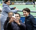 Den Haag 2 november 2025
Rob Jetten gaat bij klein zwitserland- Bloemendaal kijken . Partner Nicolas Keenan doet alleen tijdens de warming up mee ivm een blessure . Daarna kikjken ze samen in de regen onder een paraplu naar de wedstrijd. Rob Jetten gaat met jeugdige fans op de foto