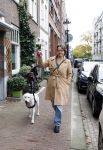 Amsterdam 16 oktober 2025
Sanne Wallis de Vries met haar hond in het centrum van Amsterdam