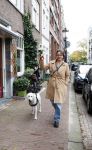 Amsterdam 16 oktober 2025
Sanne Wallis de Vries met haar hond in het centrum van Amsterdam