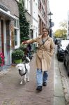 Amsterdam 16 oktober 2025
Sanne Wallis de Vries met haar hond in het centrum van Amsterdam
