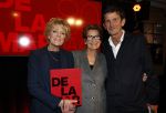 Amsterdam 26 oktober 2025
Boekpresentatie boek over 80 jaar het DeLaMar theater . Simone Kleinsma kreg uit handen van Janine v d Ende en Joop v d Ende het eerste exemplaar. Cornald Maas verzorgde de presentatie