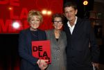 Amsterdam 26 oktober 2025
Boekpresentatie boek over 80 jaar het DeLaMar theater . Simone Kleinsma kreg uit handen van Janine v d Ende en Joop v d Ende het eerste exemplaar. Cornald Maas verzorgde de presentatie
