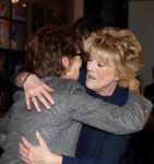 Amsterdam 26 oktober 2025
Boekpresentatie boek over 80 jaar het DeLaMar theater . Simone Kleinsma kreg uit handen van Janine v d Ende en Joop v d Ende het eerste exemplaar.