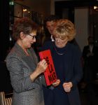Amsterdam 26 oktober 2025
Boekpresentatie boek over 80 jaar het DeLaMar theater . Simone Kleinsma kreg uit handen van Janine v d Ende en Joop v d Ende het eerste exemplaar.