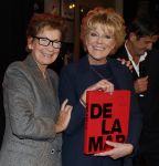 Amsterdam 26 oktober 2025
Boekpresentatie boek over 80 jaar het DeLaMar theater . Simone Kleinsma kreg uit handen van Janine v d Ende en Joop v d Ende het eerste exemplaar.