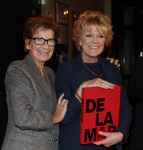 Amsterdam 26 oktober 2025
Boekpresentatie boek over 80 jaar het DeLaMar theater . Simone Kleinsma kreg uit handen van Janine v d Ende en Joop v d Ende het eerste exemplaar.
