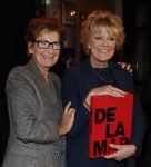 Amsterdam 26 oktober 2025
Boekpresentatie boek over 80 jaar het DeLaMar theater . Simone Kleinsma kreg uit handen van Janine v d Ende en Joop v d Ende het eerste exemplaar.